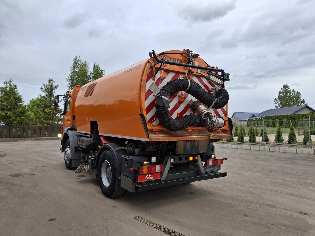 MERCEDES-BENZ Axor 1823 Zamiatarka Kehrmaschine BUCHER 2 Motoren Szczotki L/R Sweeper - سياره كنس شوارع: صورة 3 MERCEDES-BENZ Axor 1823 Zamiatarka Kehrmaschine BUCHER 2 Motoren Szczotki L/R Sweeper - سياره كنس شوارع: صورة 3