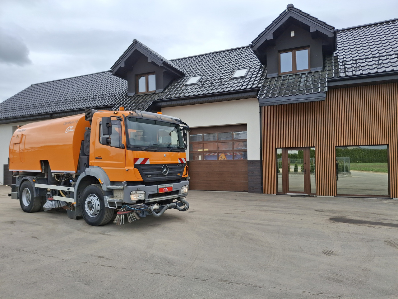MERCEDES-BENZ Axor 1823 Zamiatarka Kehrmaschine BUCHER 2 Motoren Szczotki L/R Sweeper - سياره كنس شوارع: صورة 1 MERCEDES-BENZ Axor 1823 Zamiatarka Kehrmaschine BUCHER 2 Motoren Szczotki L/R Sweeper - سياره كنس شوارع: صورة 1