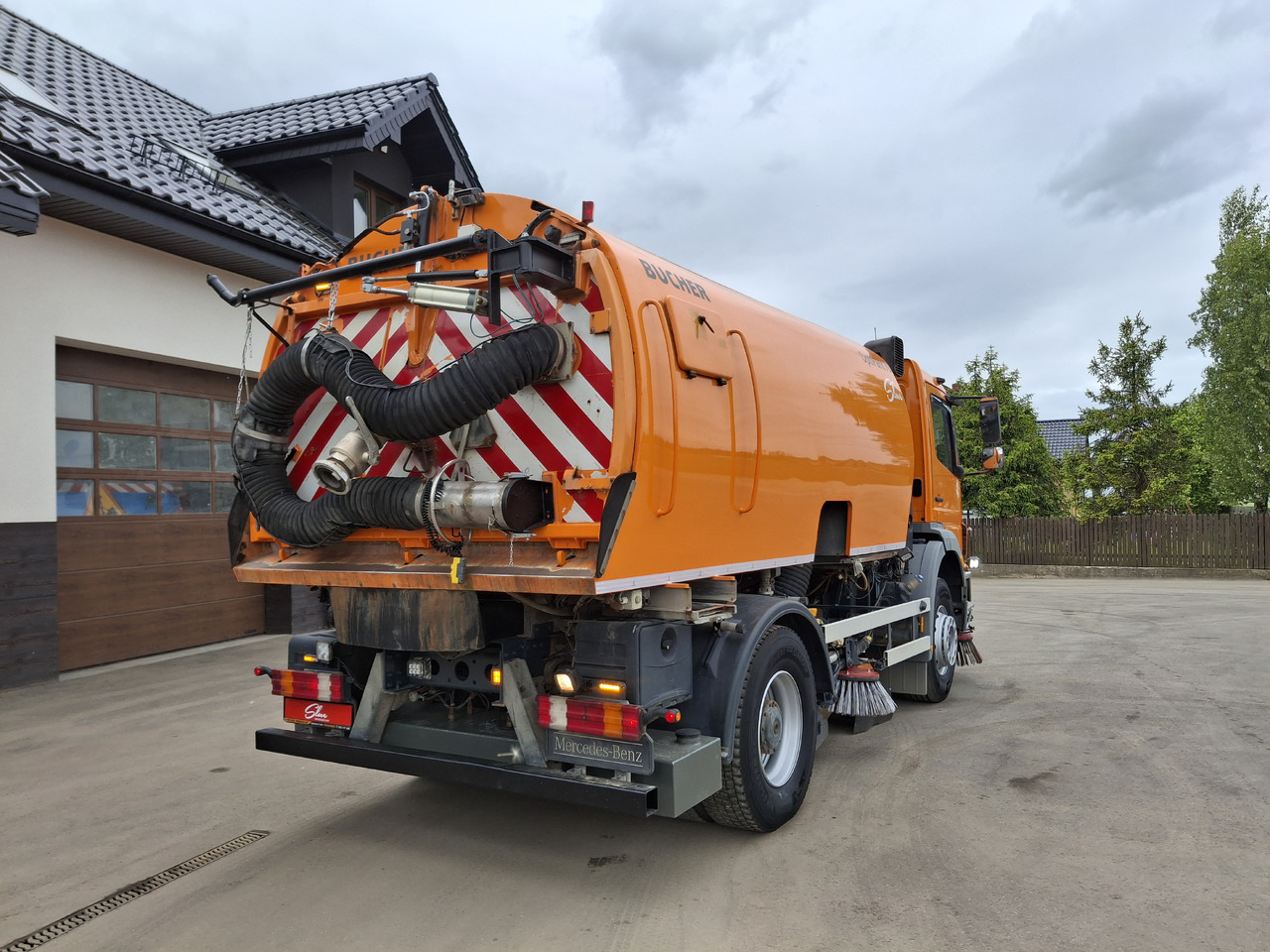 MERCEDES-BENZ Axor 1823 Zamiatarka Kehrmaschine BUCHER 2 Motoren Szczotki L/R Sweeper - سياره كنس شوارع: صورة 4 MERCEDES-BENZ Axor 1823 Zamiatarka Kehrmaschine BUCHER 2 Motoren Szczotki L/R Sweeper - سياره كنس شوارع: صورة 4