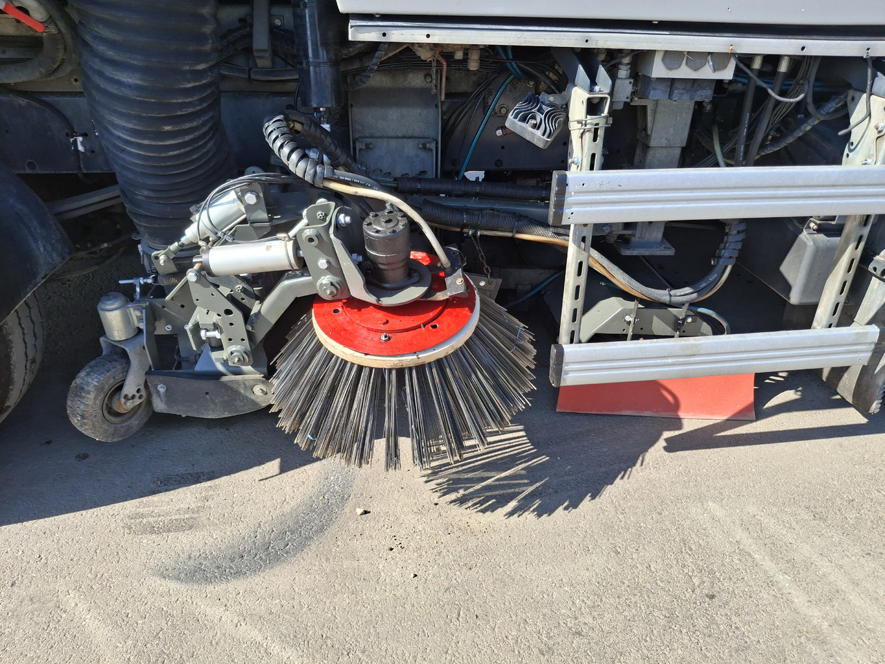 RENAULT Middlum 270 DXI Zamiatarka Kehrmaschine BUCHER Karcher L/R 2 Silniki 2 Motoren - سياره كنس شوارع: صورة 5 RENAULT Middlum 270 DXI Zamiatarka Kehrmaschine BUCHER Karcher L/R 2 Silniki 2 Motoren - سياره كنس شوارع: صورة 5