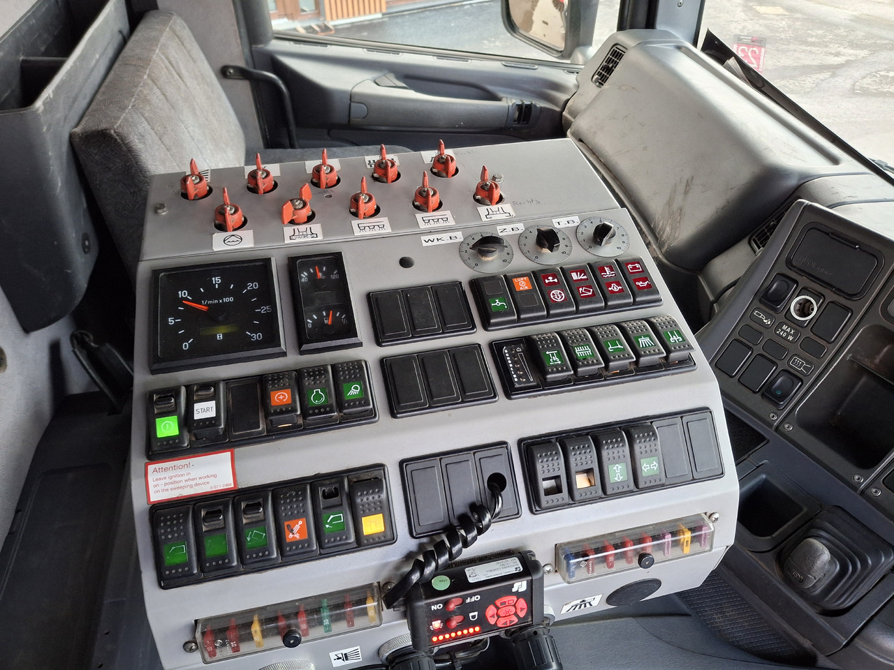 سياره كنس شوارع SCANIA 94G Zamiatarka Kehrmaschine BUCHER L/R Frontbürste 2 Motoren Odchwaszczarka Przednia Szczotka: صورة 23