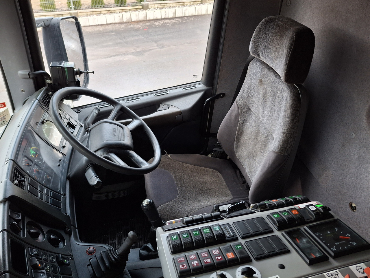 سياره كنس شوارع SCANIA 94G Zamiatarka Kehrmaschine BUCHER L/R Frontbürste 2 Motoren Odchwaszczarka Przednia Szczotka: صورة 27