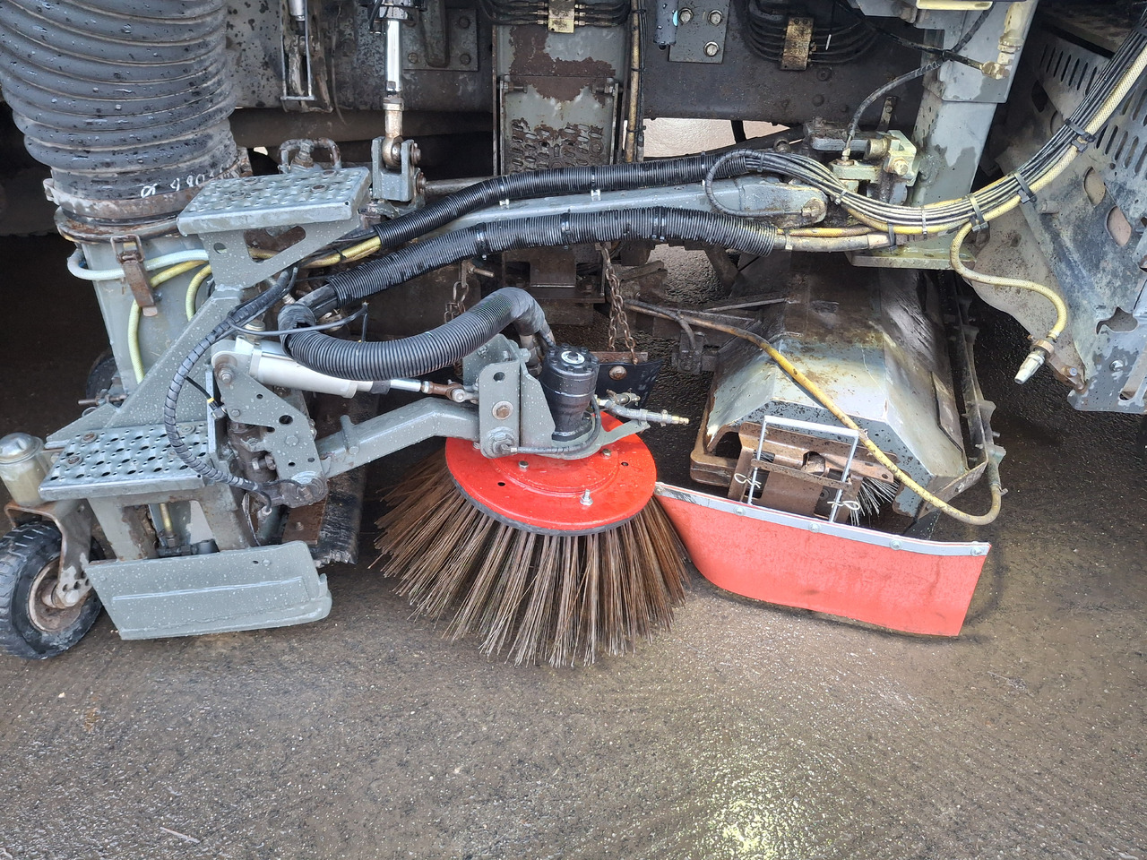 سياره كنس شوارع SCANIA 94G Zamiatarka Kehrmaschine BUCHER L/R Frontbürste 2 Motoren Odchwaszczarka Przednia Szczotka: صورة 12