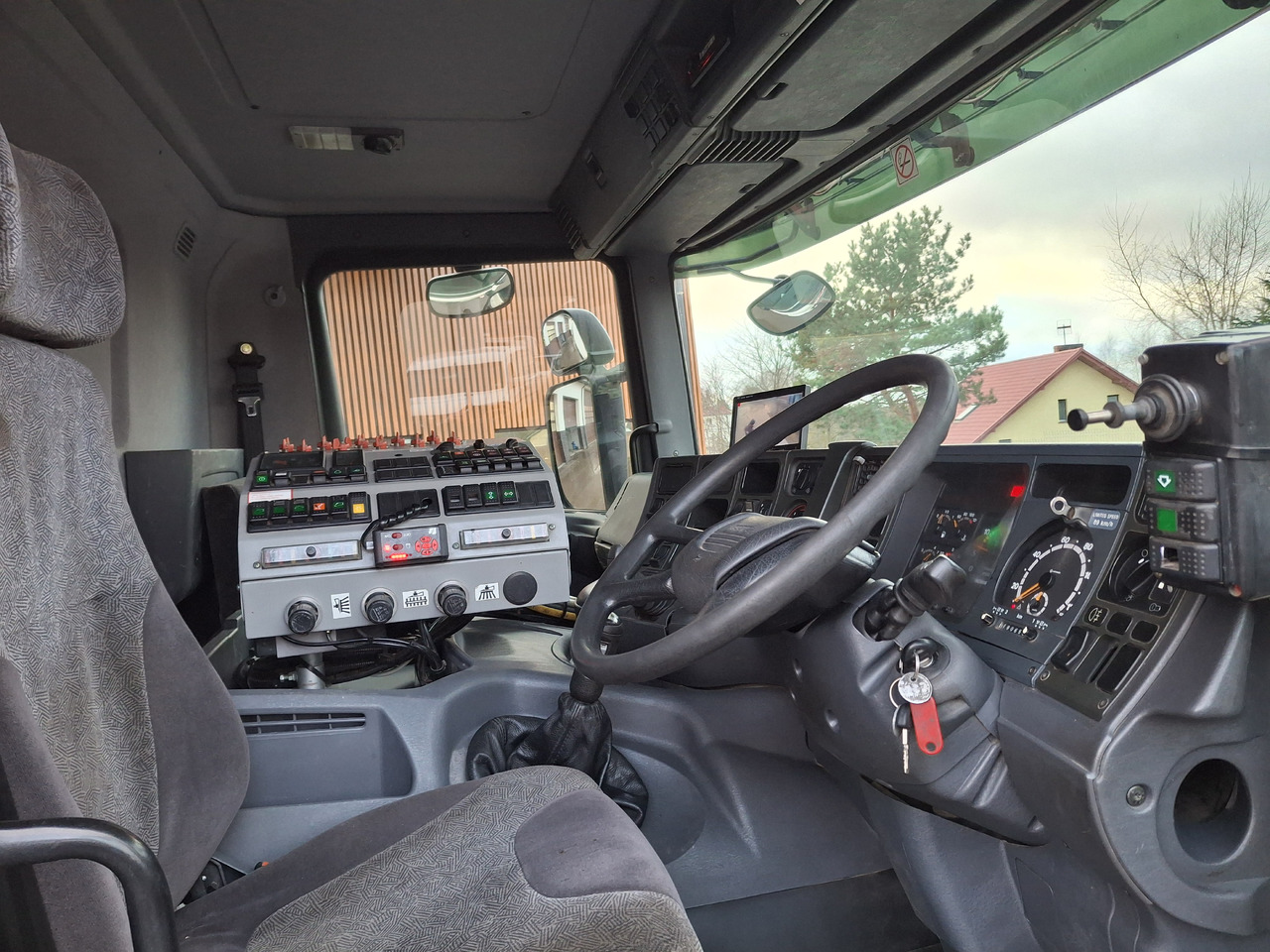 سياره كنس شوارع SCANIA 94G Zamiatarka Kehrmaschine BUCHER L/R Frontbürste 2 Motoren Odchwaszczarka Przednia Szczotka: صورة 25