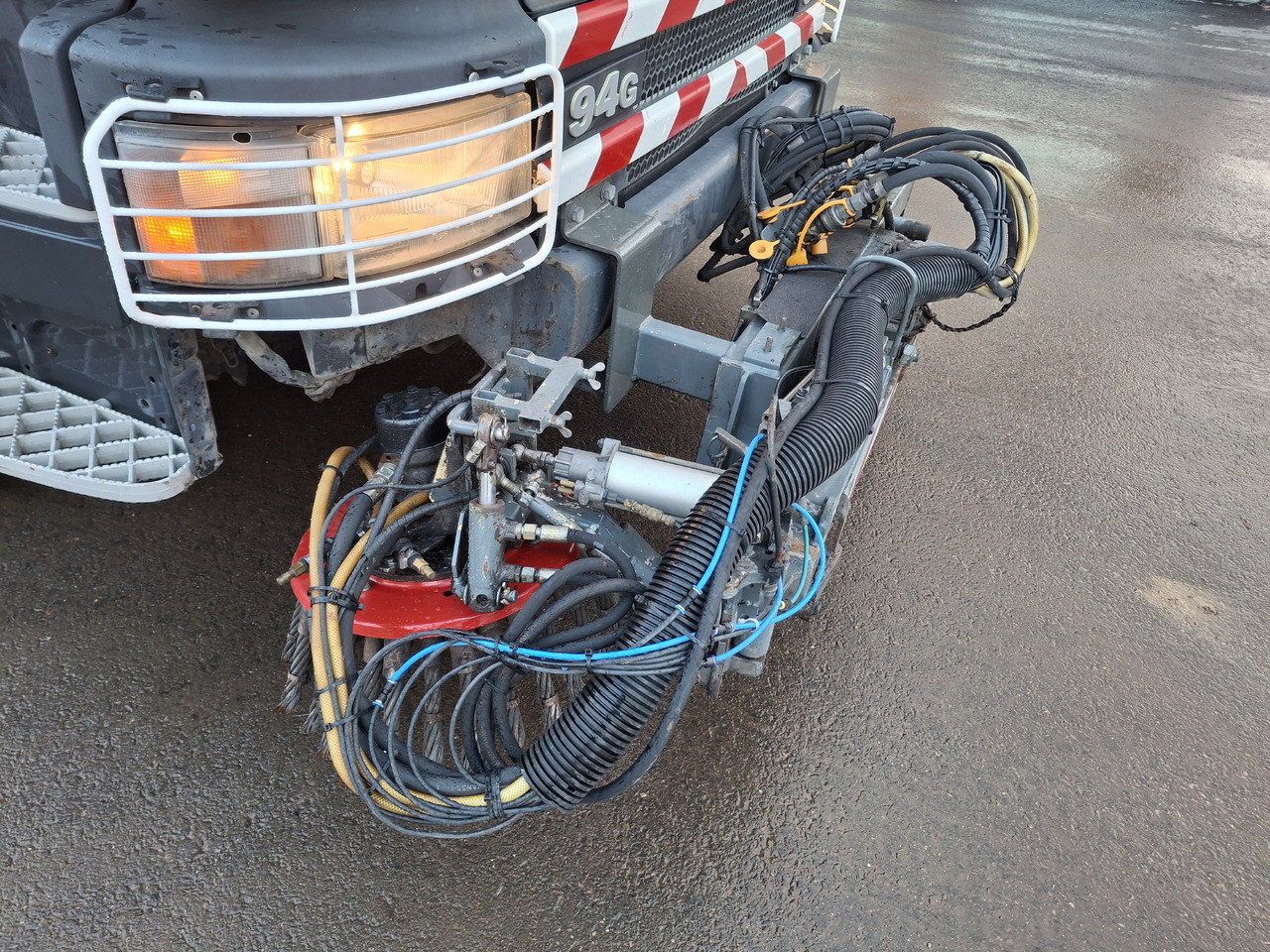 سياره كنس شوارع SCANIA 94G Zamiatarka Kehrmaschine BUCHER L/R Frontbürste 2 Motoren Odchwaszczarka Przednia Szczotka: صورة 13