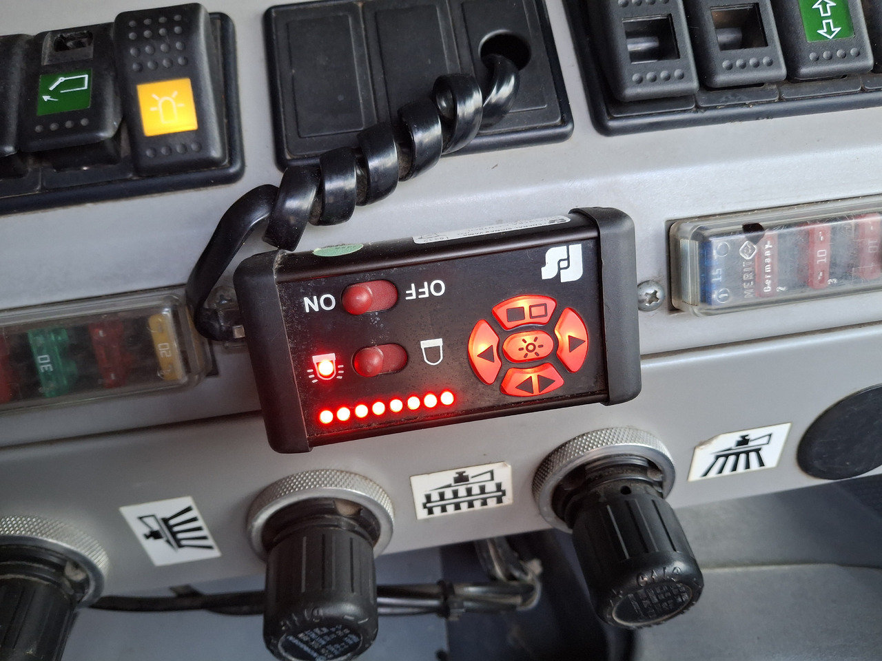 سياره كنس شوارع SCANIA 94G Zamiatarka Kehrmaschine BUCHER L/R Frontbürste 2 Motoren Odchwaszczarka Przednia Szczotka: صورة 24