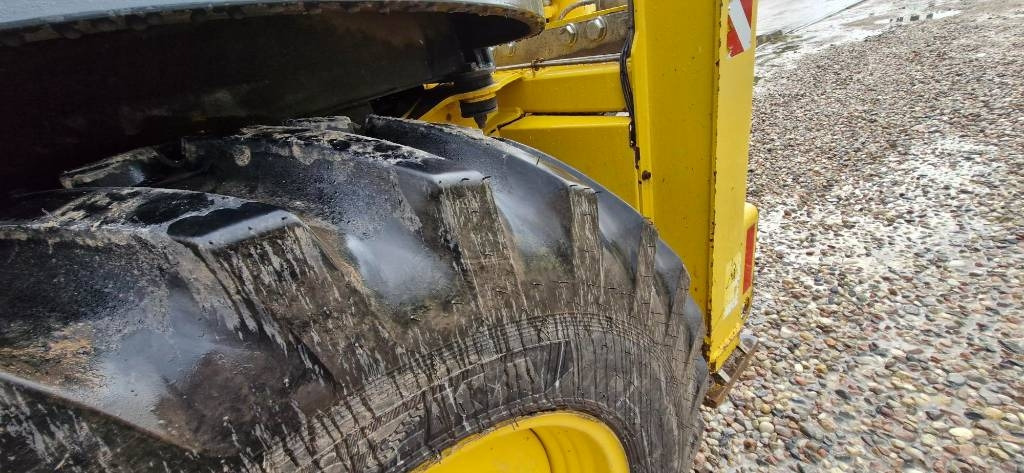 جرافة حفار Komatsu WB 97 R-8: صورة 7