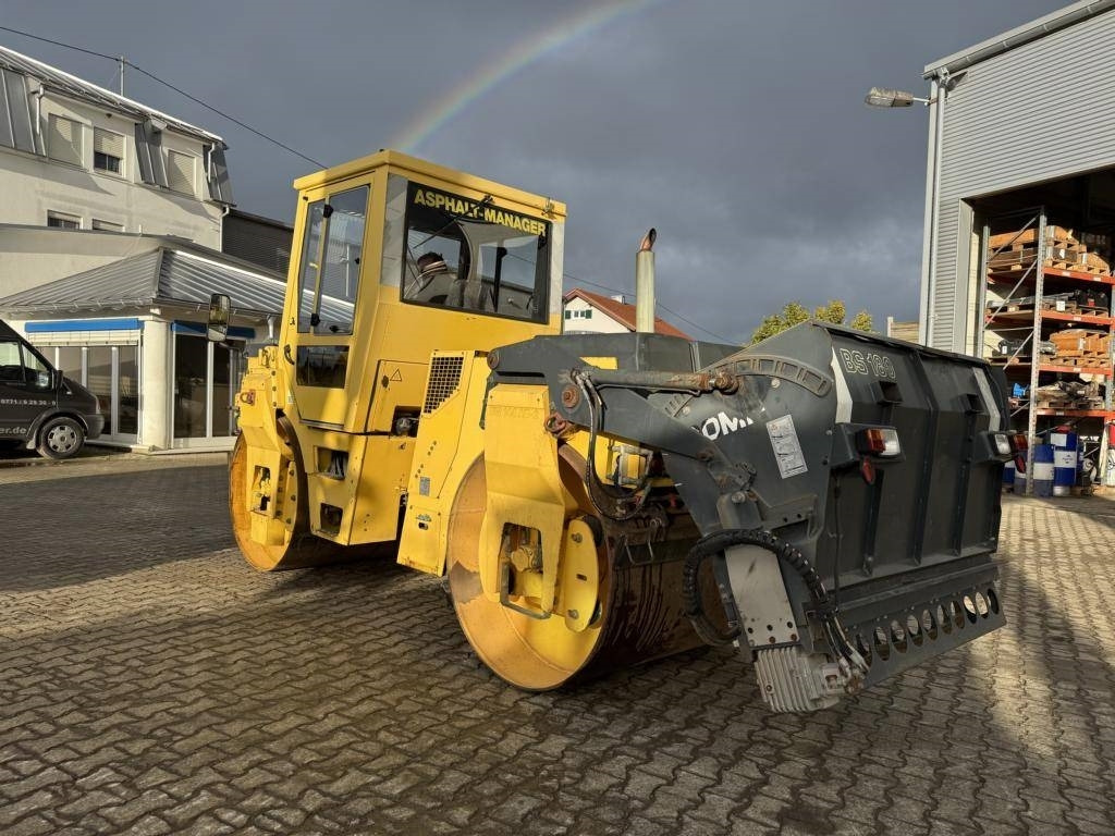 Bomag BW 144 AD-2 mit Splittstreuer BS180 - مدحلة اسفلت: صورة 2 Bomag BW 144 AD-2 mit Splittstreuer BS180 - مدحلة اسفلت: صورة 2