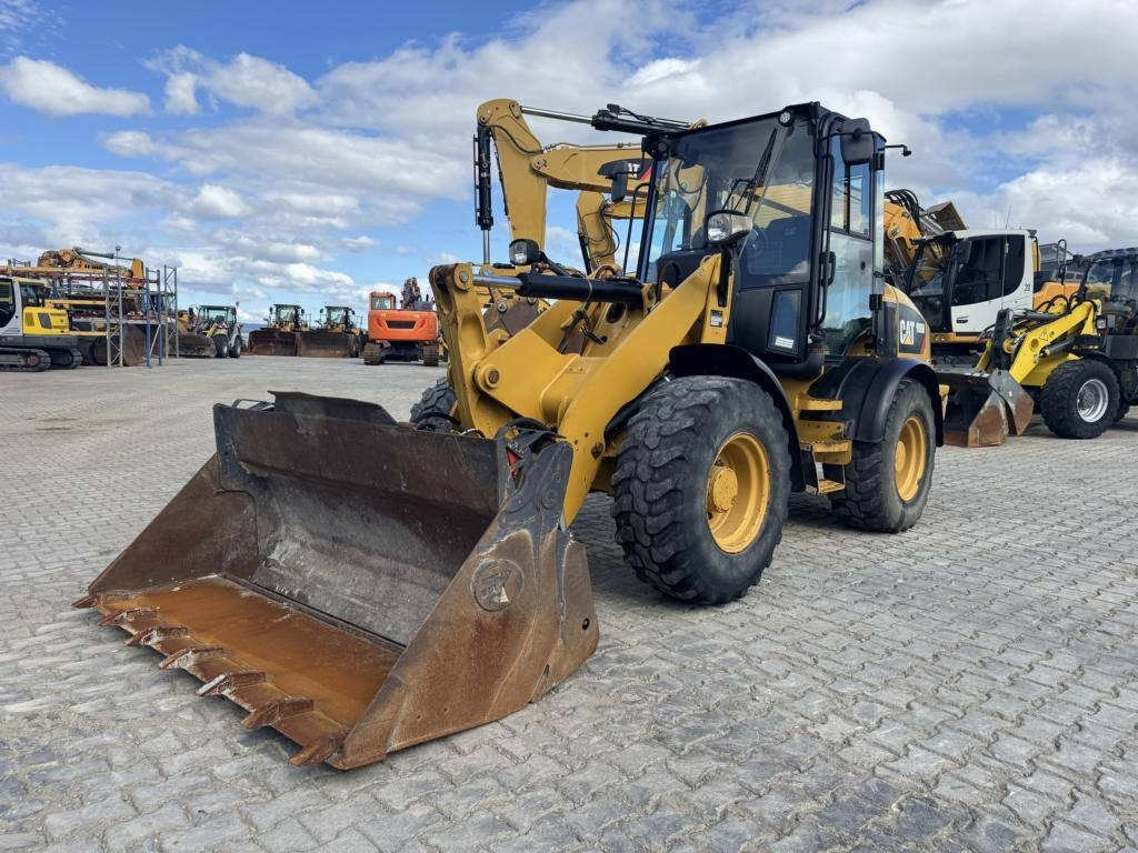CAT 908M mit Klappschaufe und Palletengabeln - اللودر بعجل: صورة 1 CAT 908M mit Klappschaufe und Palletengabeln - اللودر بعجل: صورة 1