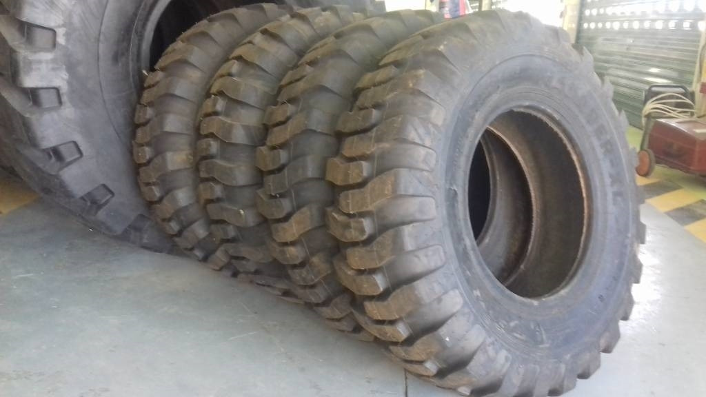 Seat 17.5R25 - إطارات - آلات البناء: صورة 2 Seat 17.5R25 - إطارات - آلات البناء: صورة 2