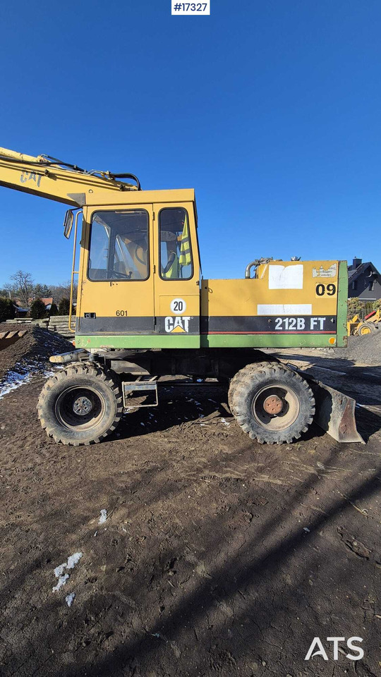 CATERPILLAR 212B FT wheeled excavator (1996) - حفارة دولاب: صورة 1 CATERPILLAR 212B FT wheeled excavator (1996) - حفارة دولاب: صورة 1