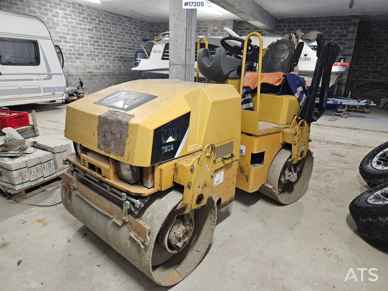 مدحلة اسفلت Double drum roller CATERPILLAR CB 24 (2009): صورة 1