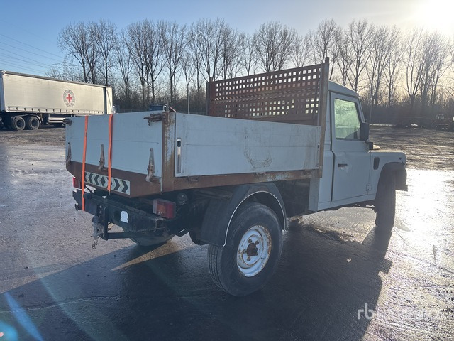 2010 Land Rover Defender 4x4 (Inoperable) Pickup - شاحنة البيك أب: صورة 3 2010 Land Rover Defender 4x4 (Inoperable) Pickup - شاحنة البيك أب: صورة 3