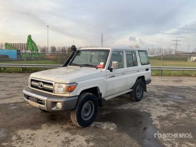 Toyota Land Cruiser SUV - سيارة دفع رباعي: صورة 1 Toyota Land Cruiser SUV - سيارة دفع رباعي: صورة 1