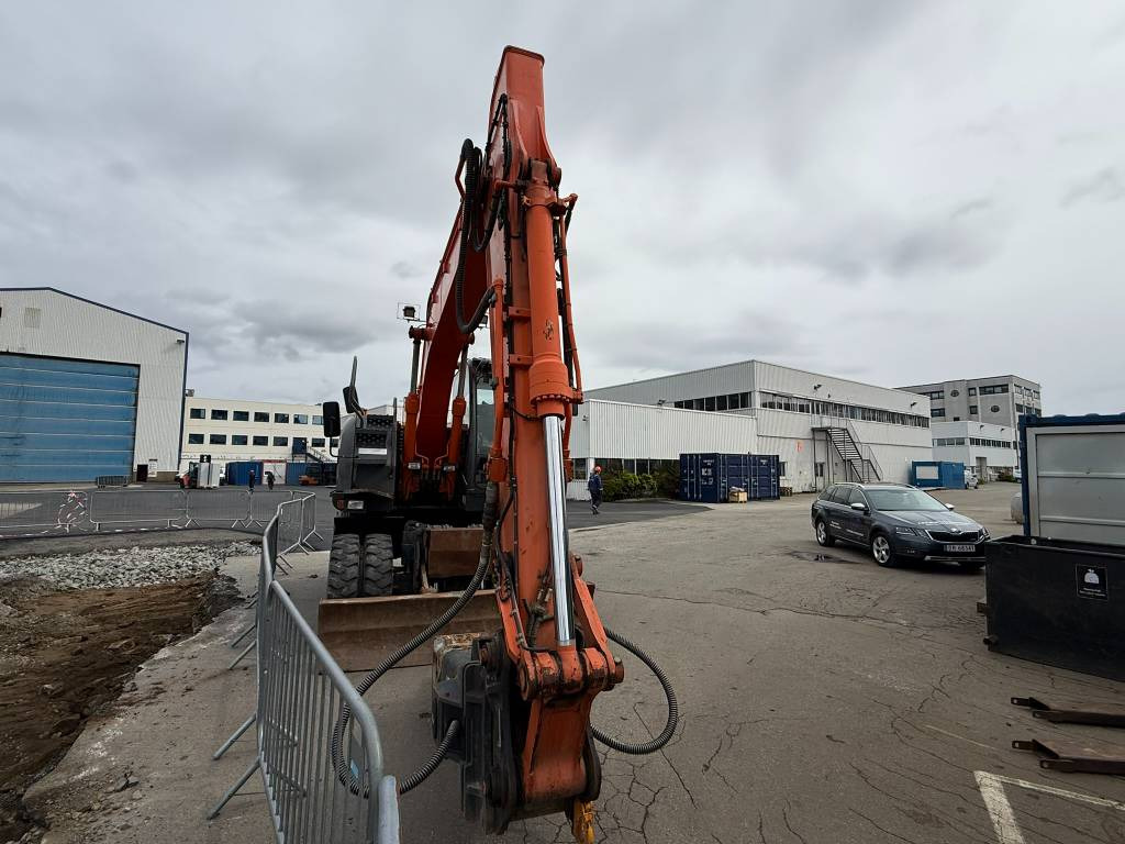 Hitachi ZX 140 W-3 - حفارة دولاب: صورة 5 Hitachi ZX 140 W-3 - حفارة دولاب: صورة 5