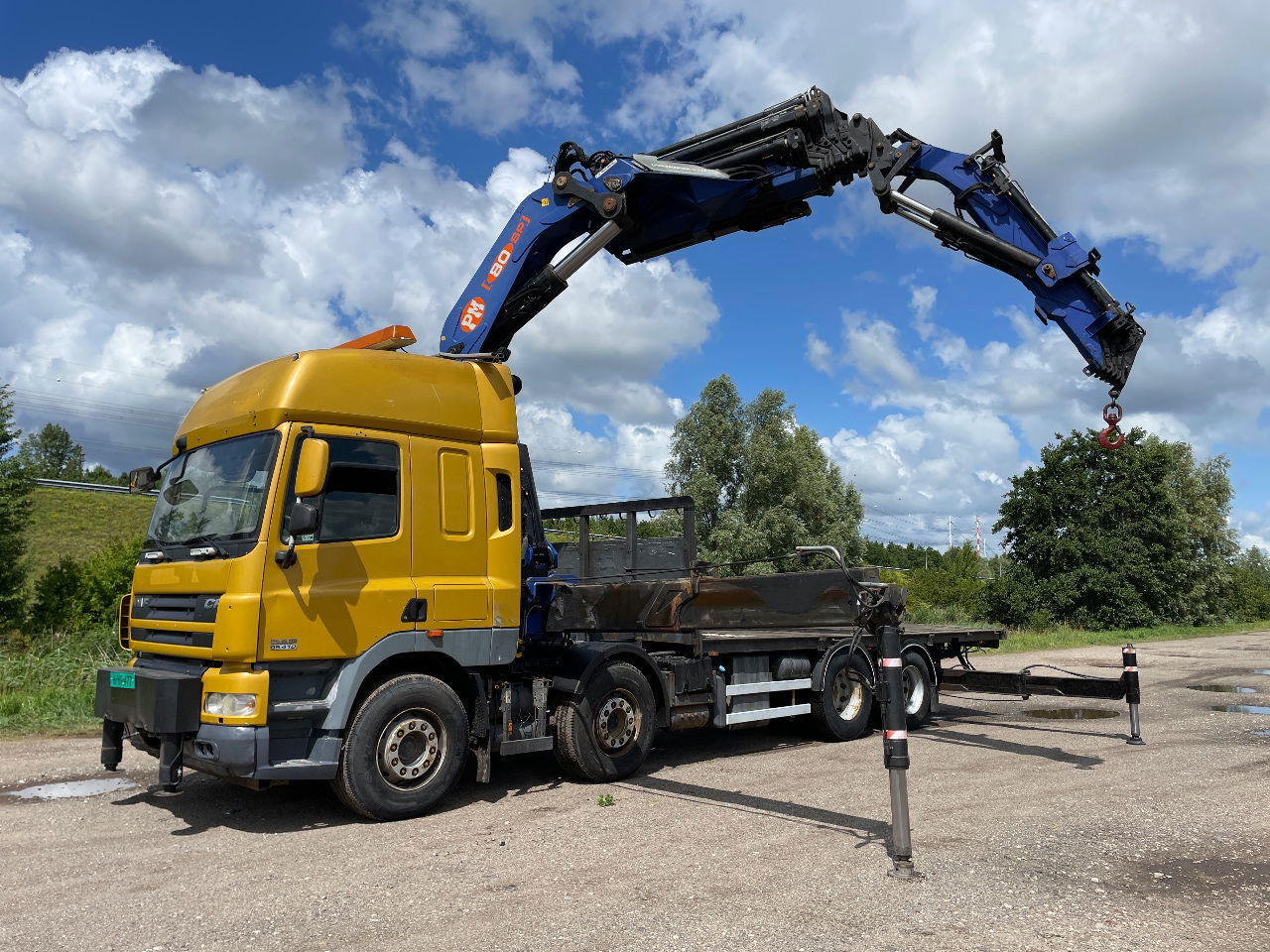 DAF CF 85.410 PM 80 crane laadkraan met jib en frontstempels - شاحنة كرين: صورة 1 DAF CF 85.410 PM 80 crane laadkraan met jib en frontstempels - شاحنة كرين: صورة 1