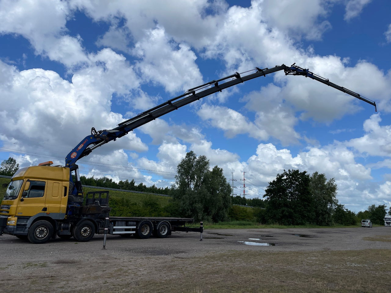 DAF CF 85.410 PM 80 crane laadkraan met jib en frontstempels - شاحنة كرين: صورة 2 DAF CF 85.410 PM 80 crane laadkraan met jib en frontstempels - شاحنة كرين: صورة 2