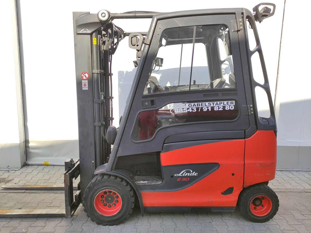 Linde E30H-01-600-387 - رافعة شوكية كهربائية: صورة 1 Linde E30H-01-600-387 - رافعة شوكية كهربائية: صورة 1