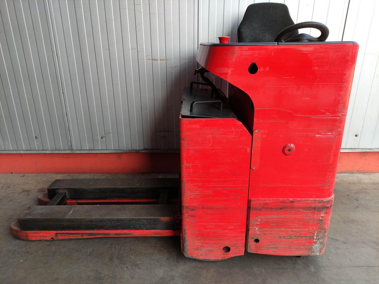 Linde T20R (mit Sitz) - شاحنة باليت: صورة 1 Linde T20R (mit Sitz) - شاحنة باليت: صورة 1