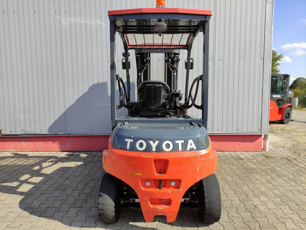 Toyota 8FBMT40 - رافعة شوكية كهربائية: صورة 4 Toyota 8FBMT40 - رافعة شوكية كهربائية: صورة 4