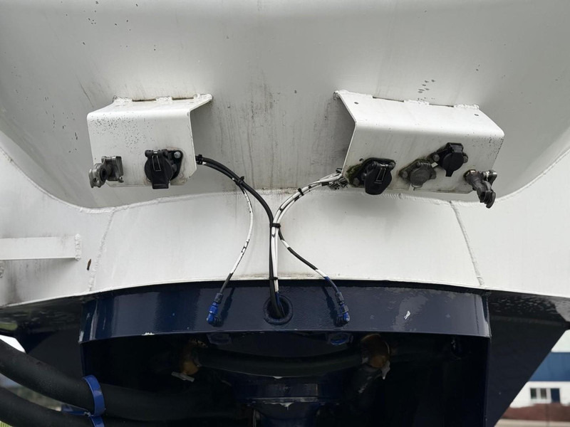 Feldbinder EUT 59.3 59.3 KUUB, 4 VAKKEN, DRIE KEER TIEN TONS ASSEN, STUURAS. - نصف مقطورة صهريج: صورة 5 Feldbinder EUT 59.3 59.3 KUUB, 4 VAKKEN, DRIE KEER TIEN TONS ASSEN, STUURAS. - نصف مقطورة صهريج: صورة 5