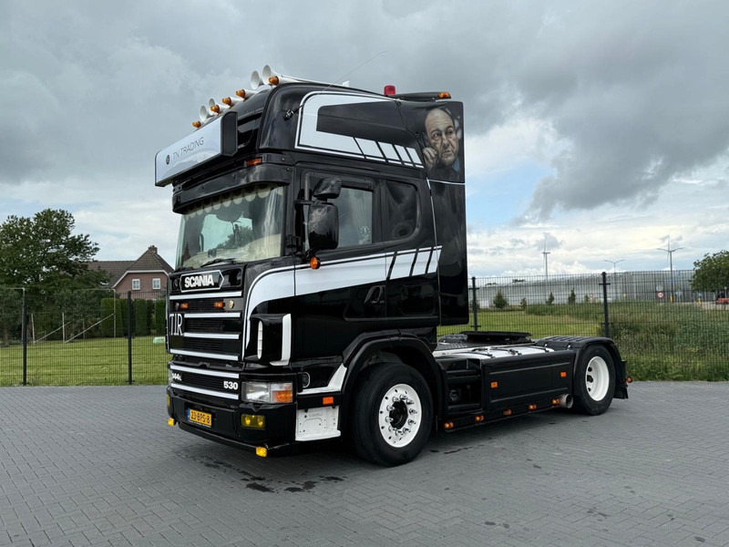 Scania R 144 530 SHOW TRUCK, INTERIEUR, OPEN UITLAAT, HOBBY, TOP. - وحدة جر: صورة 2 Scania R 144 530 SHOW TRUCK, INTERIEUR, OPEN UITLAAT, HOBBY, TOP. - وحدة جر: صورة 2