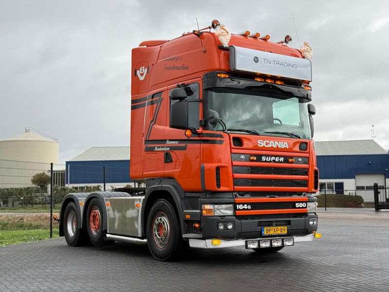Scania R 164 GA 6X2/4 NA 580 SHOW TRUCK, GESTUURDE VOORLOPER, COMPLEET, TOP. - وحدة جر: صورة 1 Scania R 164 GA 6X2/4 NA 580 SHOW TRUCK, GESTUURDE VOORLOPER, COMPLEET, TOP. - وحدة جر: صورة 1