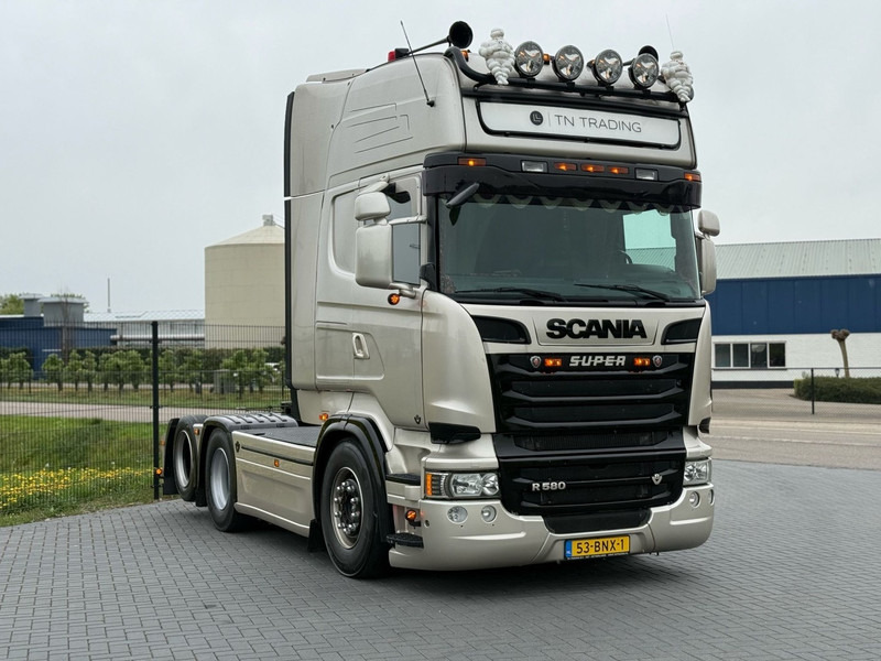 Scania R 580 SHOWTRUCK, VOLLUCHT, VOL SPOILER, RETARDER, SCHUIFSCHOTEL. - وحدة جر: صورة 1 Scania R 580 SHOWTRUCK, VOLLUCHT, VOL SPOILER, RETARDER, SCHUIFSCHOTEL. - وحدة جر: صورة 1