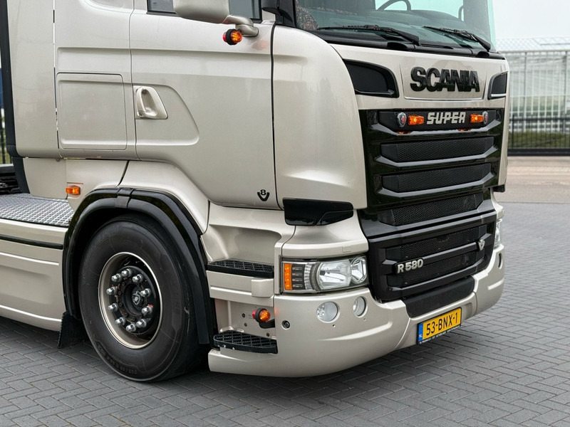 Scania R 580 SHOWTRUCK, VOLLUCHT, VOL SPOILER, RETARDER, SCHUIFSCHOTEL. - وحدة جر: صورة 2 Scania R 580 SHOWTRUCK, VOLLUCHT, VOL SPOILER, RETARDER, SCHUIFSCHOTEL. - وحدة جر: صورة 2