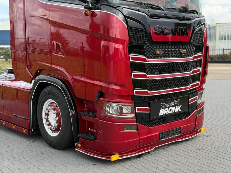 Scania S580 V8 NGS SHOWTRUCK, VOLLUCHT, RETARDER, LEER, GESTUURD. - وحدة جر: صورة 2 Scania S580 V8 NGS SHOWTRUCK, VOLLUCHT, RETARDER, LEER, GESTUURD. - وحدة جر: صورة 2