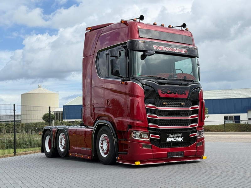 Scania S580 V8 NGS SHOWTRUCK, VOLLUCHT, RETARDER, LEER, GESTUURD. - وحدة جر: صورة 1 Scania S580 V8 NGS SHOWTRUCK, VOLLUCHT, RETARDER, LEER, GESTUURD. - وحدة جر: صورة 1