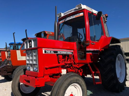 International 745 XL Tracteur à 15 000 € - جرار: صورة 2 International 745 XL Tracteur à 15 000 € - جرار: صورة 2