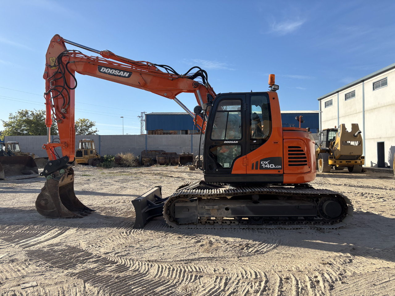 DOOSAN DX140-3 - حفار زحاف: صورة 2 DOOSAN DX140-3 - حفار زحاف: صورة 2
