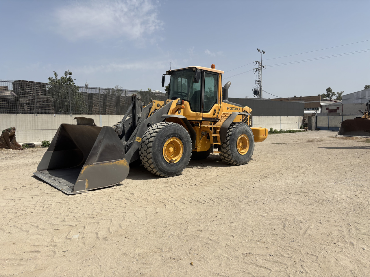VOLVO L120F - آلات البناء: صورة 1 VOLVO L120F - آلات البناء: صورة 1
