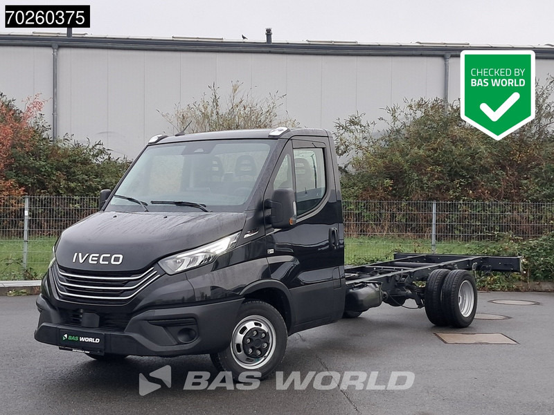 Iveco Daily 35C21 Neu! 3.0L 2025-Modell Automatik 210PS Radstand 410 Fahrgestell Doppelbereifung LED ACC Klima Euro6 Chassis A/C - شاحنة التوصيل: صورة 1 Iveco Daily 35C21 Neu! 3.0L 2025-Modell Automatik 210PS Radstand 410 Fahrgestell Doppelbereifung LED ACC Klima Euro6 Chassis A/C - شاحنة التوصيل: صورة 1