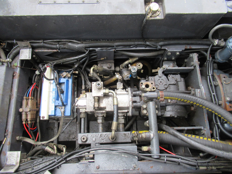 سياره كنس شوارع TENNANT HMF 214 Veegmachine, DEFECT / FOR PARTS: صورة 16