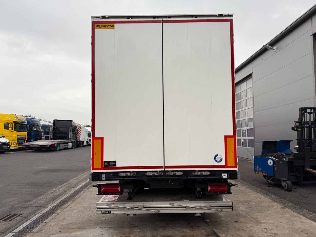 Wielton NSF3DryMaster/Ladebordwand/LBW/Standard/Taillift - نصف مقطورة صندوق مغلق: صورة 3 Wielton NSF3DryMaster/Ladebordwand/LBW/Standard/Taillift - نصف مقطورة صندوق مغلق: صورة 3