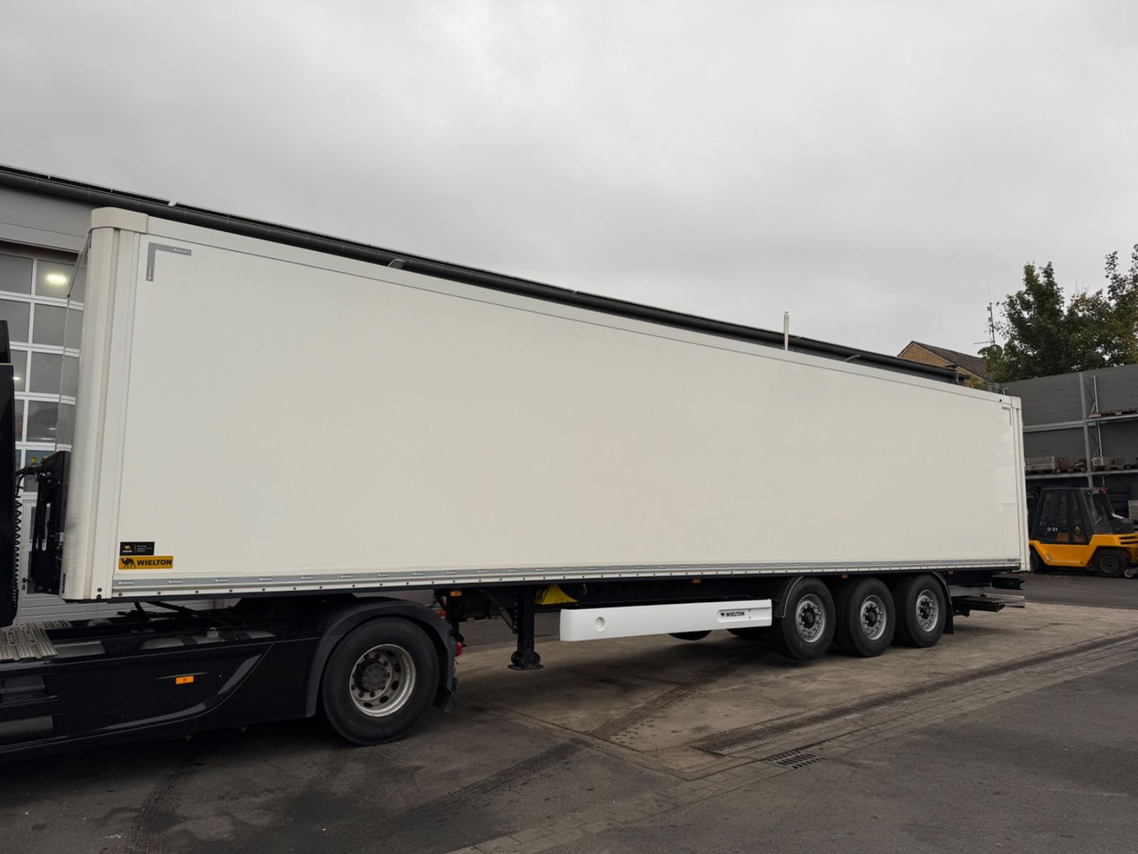 Wielton NSF3DryMaster/Ladebordwand/LBW/Standard/Taillift - نصف مقطورة صندوق مغلق: صورة 2 Wielton NSF3DryMaster/Ladebordwand/LBW/Standard/Taillift - نصف مقطورة صندوق مغلق: صورة 2