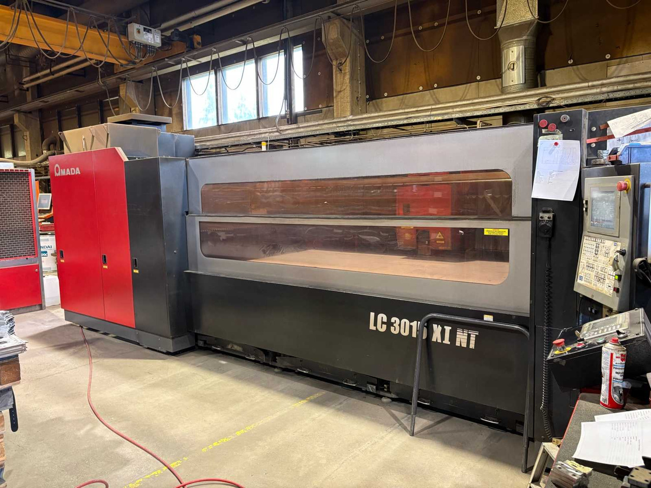 CNC Controlled CO2 Laser Cutting Machine Amada LC 3015 X1 NT - آلة تصنيع المعادن: صورة 1 CNC Controlled CO2 Laser Cutting Machine Amada LC 3015 X1 NT - آلة تصنيع المعادن: صورة 1