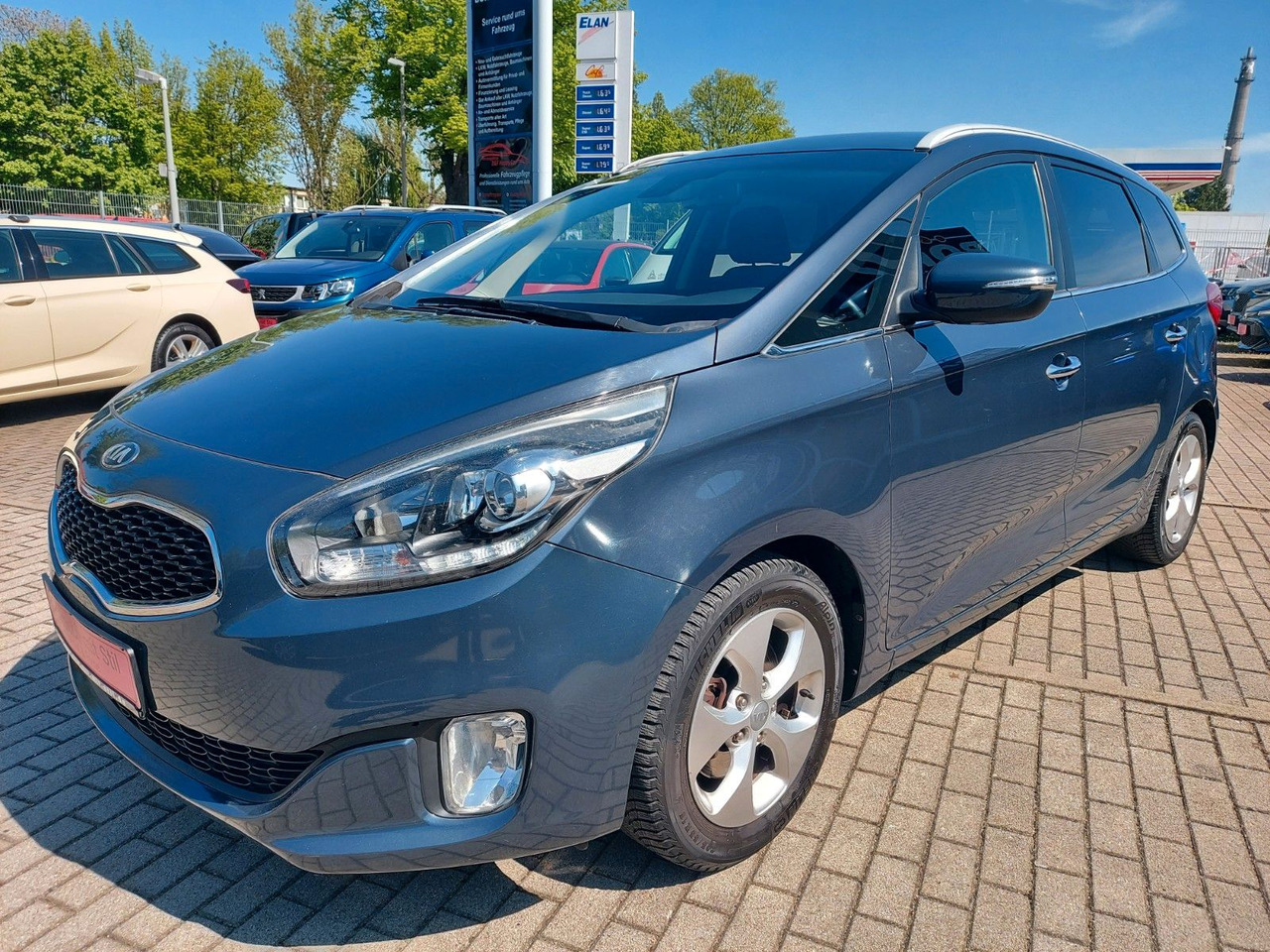 Kia Carens Spirit 7 Sitze Kamera Klima Navi Tempo - سيارة دفع رباعي: صورة 4 Kia Carens Spirit 7 Sitze Kamera Klima Navi Tempo - سيارة دفع رباعي: صورة 4