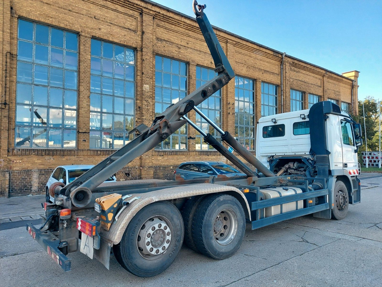 Mercedes-Benz Actros 6-Zyl. 2546 ABROLLKIPPER MEILER - شاحنة ذات خطاف: صورة 1 Mercedes-Benz Actros 6-Zyl. 2546 ABROLLKIPPER MEILER - شاحنة ذات خطاف: صورة 1