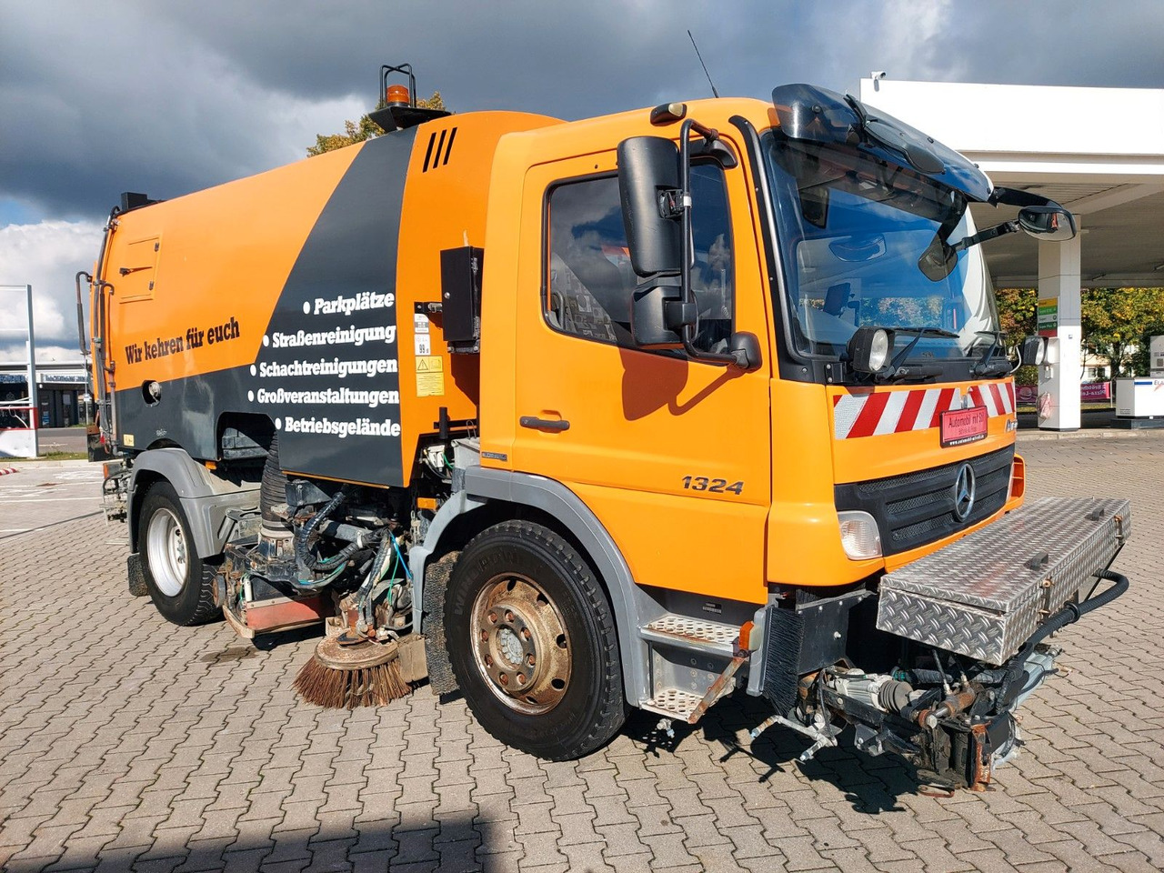 Mercedes-Benz Atego 2 6-Zyl. 4x2 1324 Schmidt SK 600 Klima - سياره كنس شوارع: صورة 4 Mercedes-Benz Atego 2 6-Zyl. 4x2 1324 Schmidt SK 600 Klima - سياره كنس شوارع: صورة 4