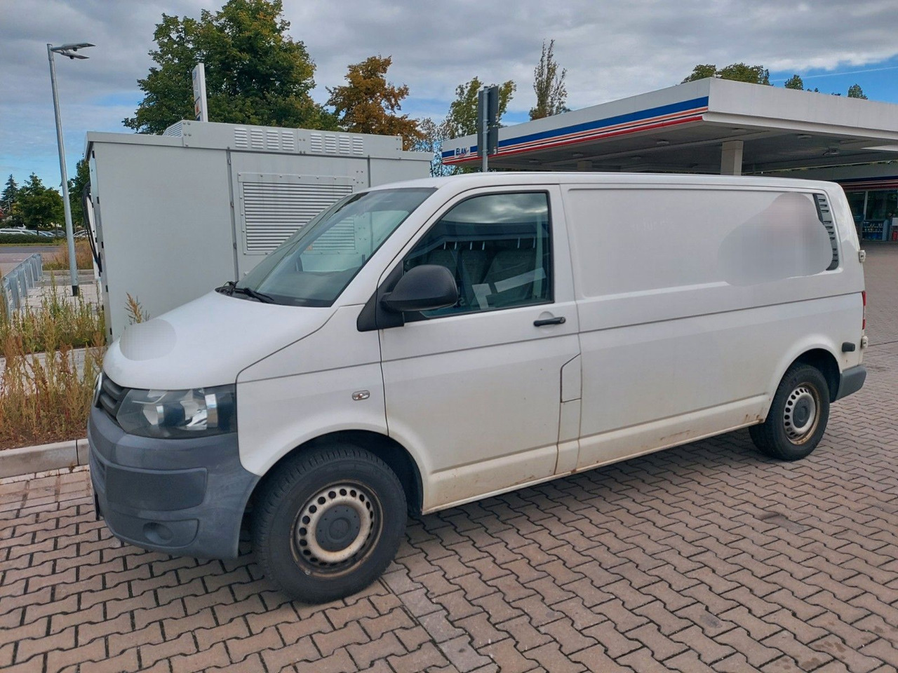 Volkswagen T5 Transporter Kasten Kombi lang Klima AHK - ميكروباص: صورة 1 Volkswagen T5 Transporter Kasten Kombi lang Klima AHK - ميكروباص: صورة 1