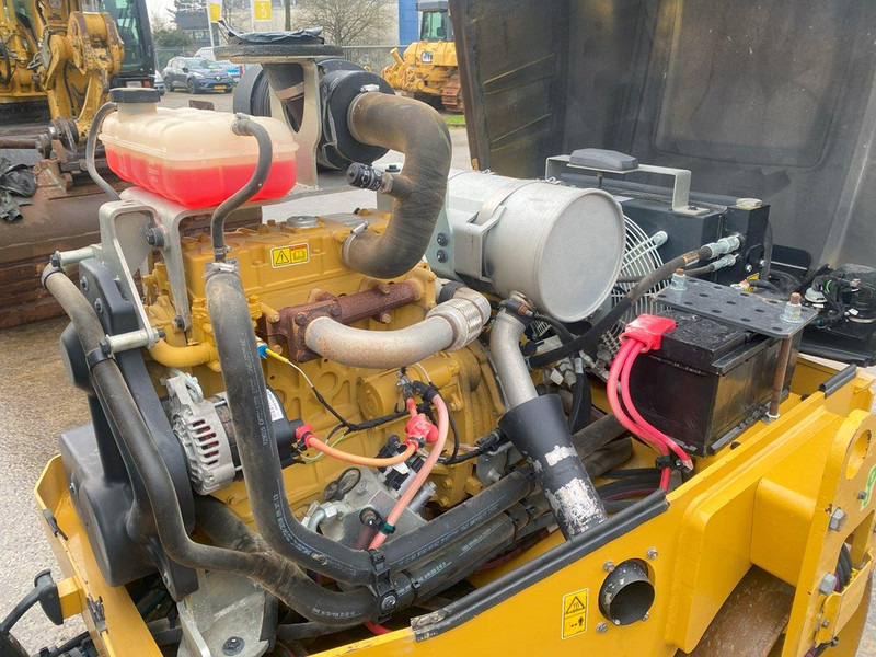 مدحلة Caterpillar CB34B NVT: صورة 9