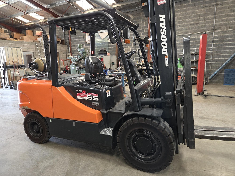 DOOSAN G55C-5 - رافعة شوكية تعمل بالغاز: صورة 1 DOOSAN G55C-5 - رافعة شوكية تعمل بالغاز: صورة 1