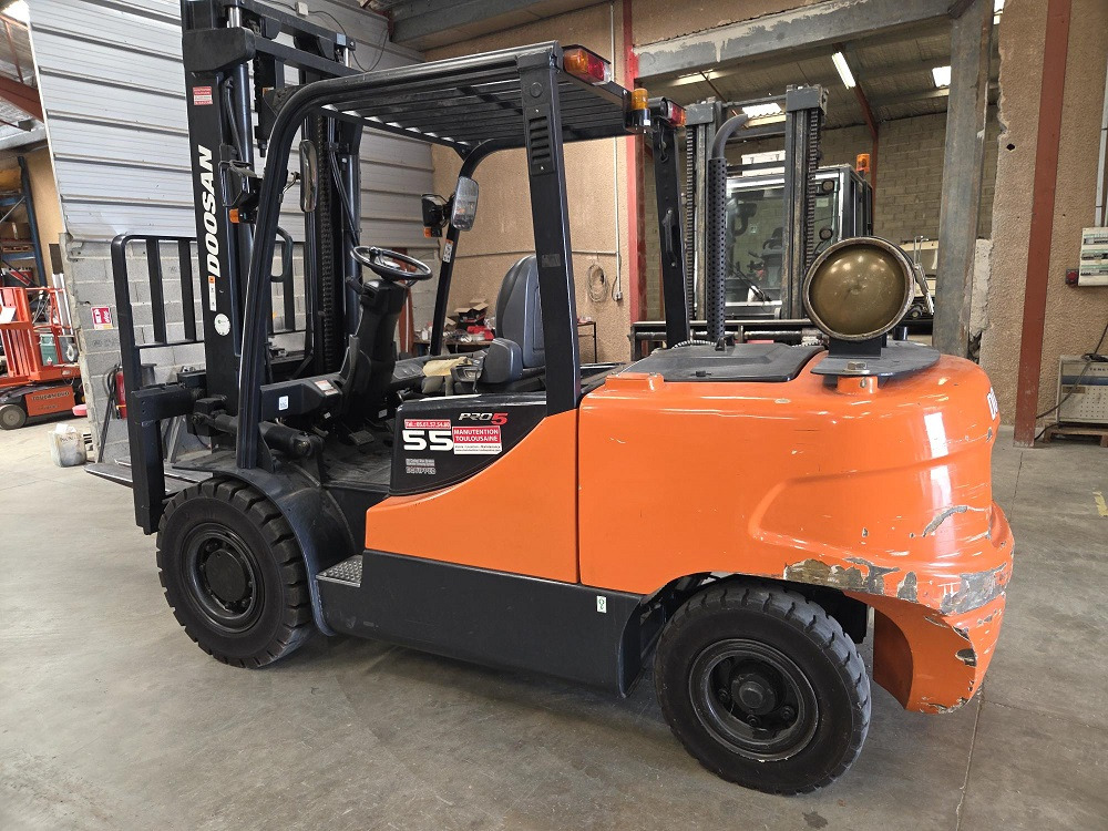 DOOSAN G55C-5 - رافعة شوكية تعمل بالغاز: صورة 2 DOOSAN G55C-5 - رافعة شوكية تعمل بالغاز: صورة 2