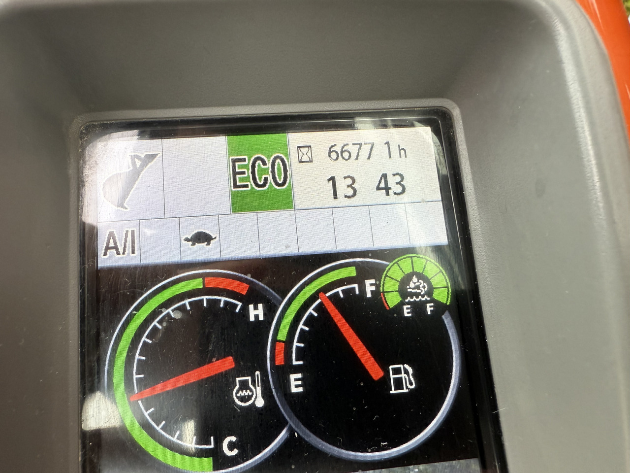 حفار زحاف Hitachi ZX225USLC-6: صورة 12