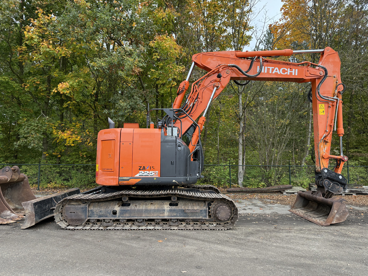 حفار زحاف Hitachi ZX225USLC-6: صورة 5