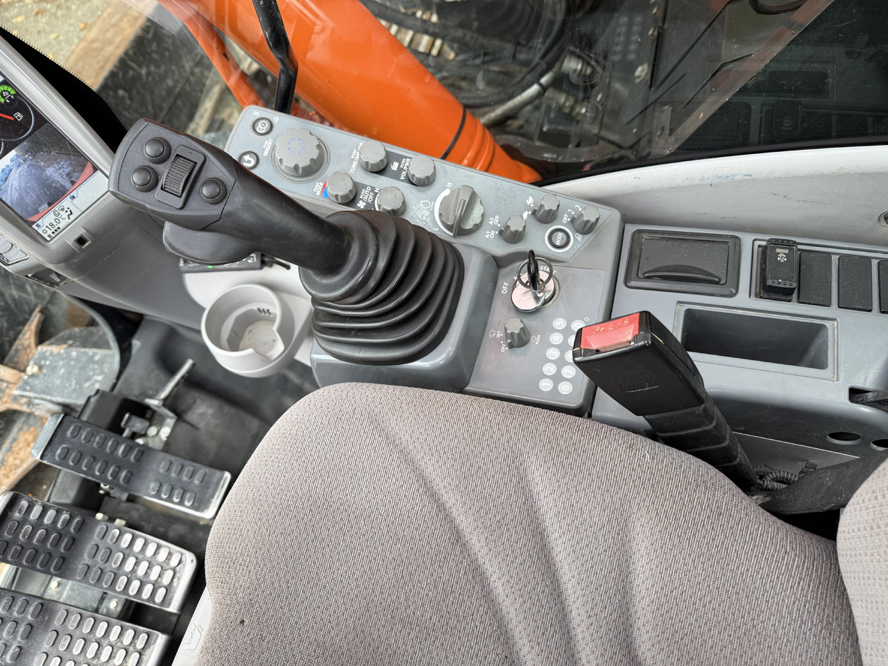 حفار زحاف Hitachi ZX225USLC-6: صورة 14