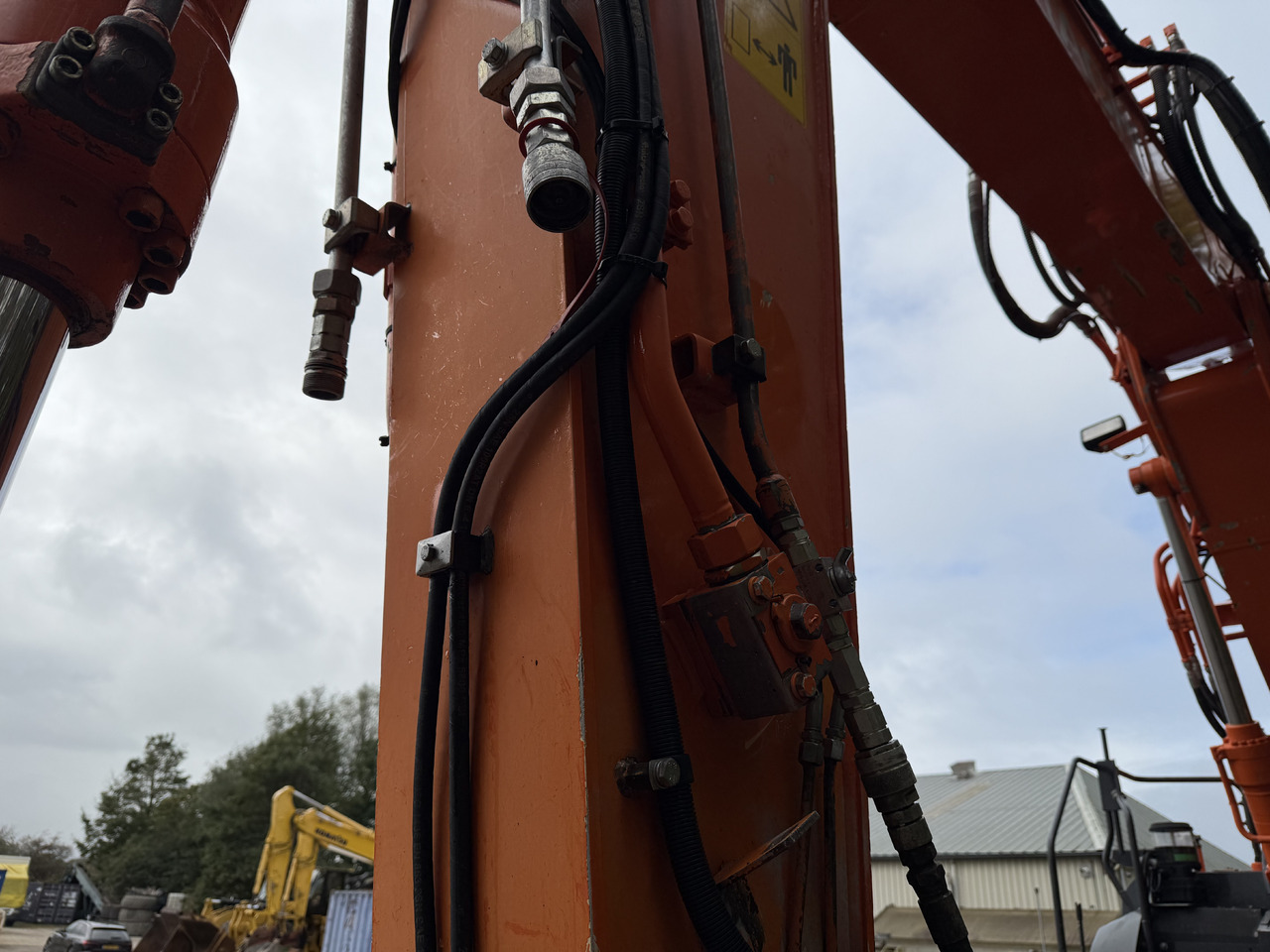حفار زحاف Hitachi ZX225USLC-6: صورة 32
